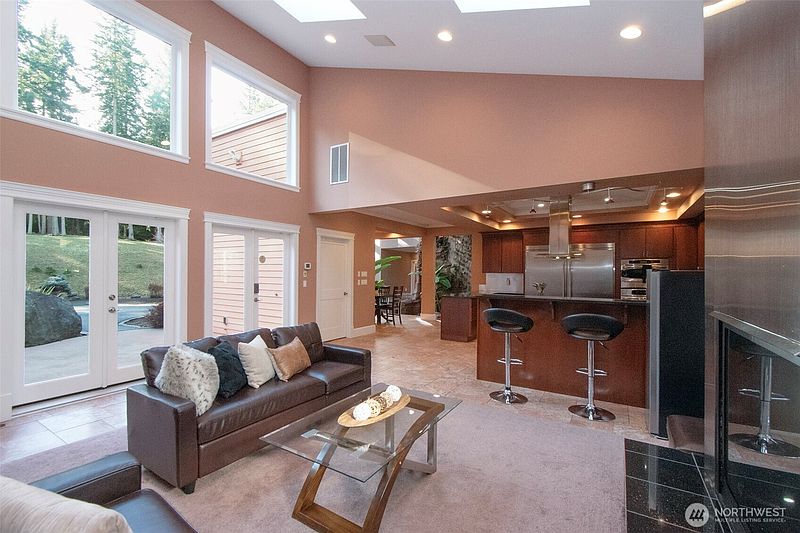 5th image of 233 Raintree Lane