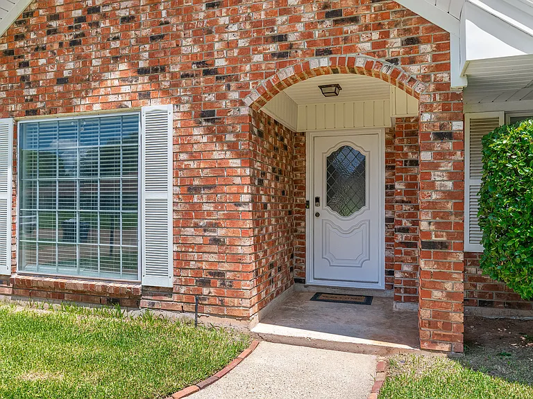 1554 Westbury Dr — Photo 3