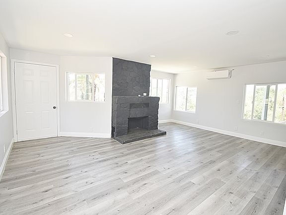 LARGE LIVING ROOM OFF KITCHEN