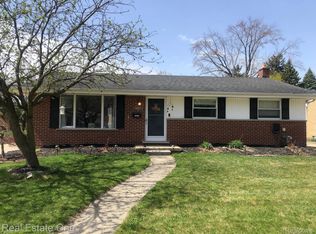 14737 Country Club Dr, Livonia, MI 48154
