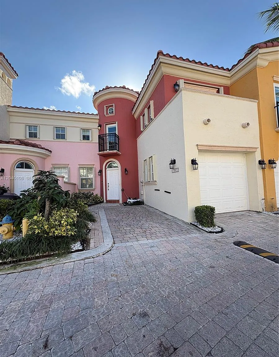 Aventura Bay Townhomes Co — Photo 1