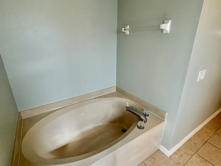 1405 Trafalgar Pkwy — Photo 33