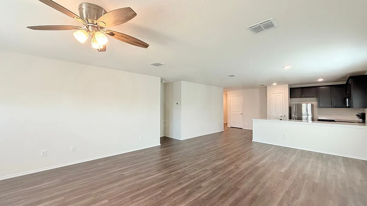 3 bed, 2.0 bath, 1479 sqft, $1,900 — Photo 4