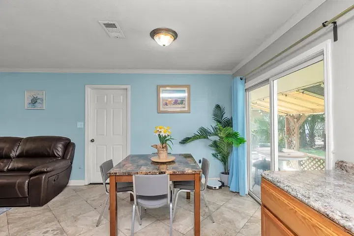4 bed, 1342 sqft, $3,250 — Photo 3
