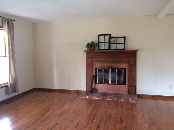 dining rm, open to living rm