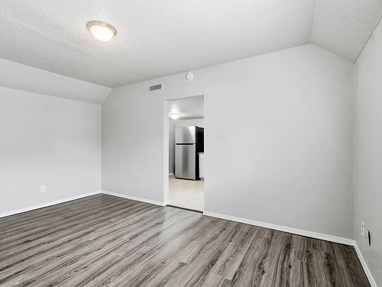 S Maple St Apartments — Photo 6