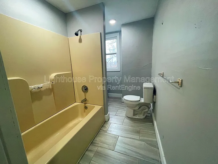 618 Superior St #2 — Photo 8
