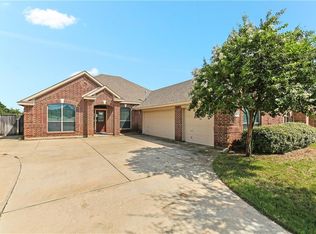 825 Greenwood Dr, Burleson, TX 76028