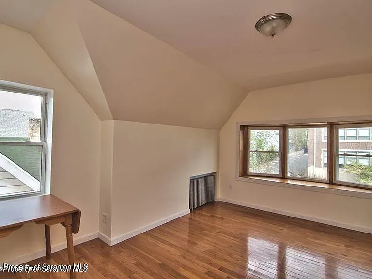 533 Quincy Ave — Photo 12