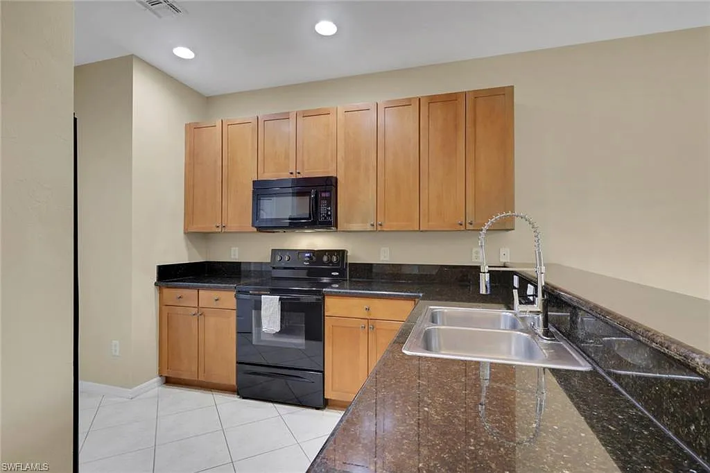 3 bed, 2.5 bath, 1596 sqft, $1,950 — Photo 4