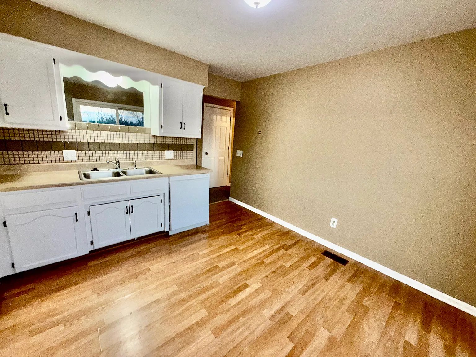 1424 Laurel St — Photo 2