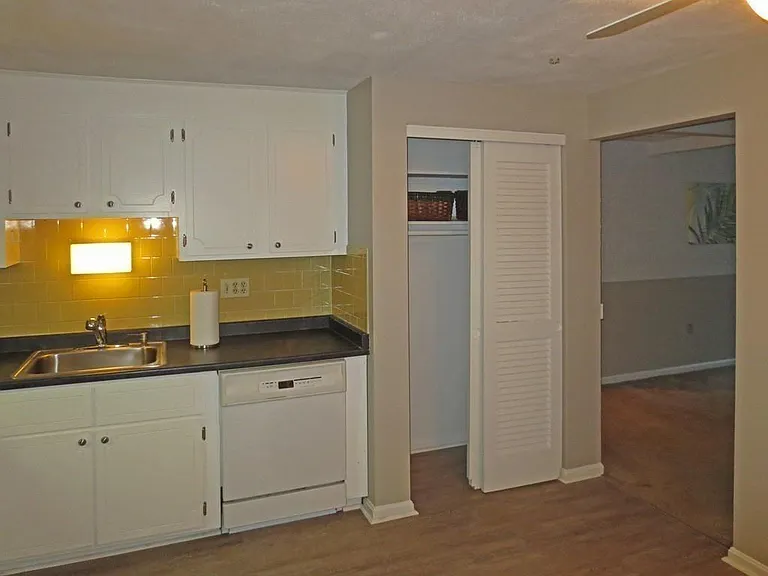 52 Swanson Ct — Photo 8