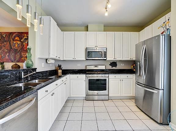 3rd image of 1053 Savoy Ct