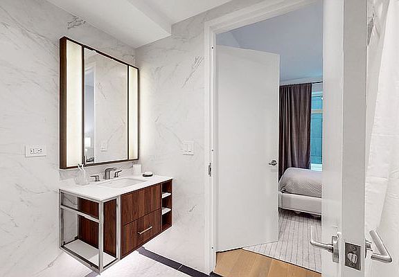5th image of 115 E 55th St APT 8D