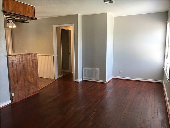 2nd image of 922 Shiels Dr