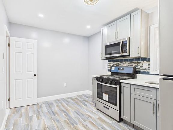 5th image of 2516 Curtis St Floor 2