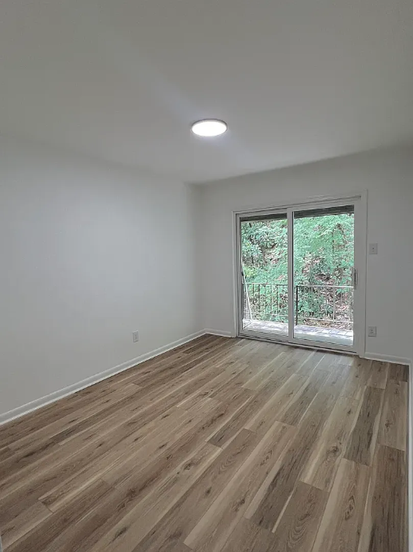 Charming Fully Remodeled 2-Bedroom Apartment Near Downtown in Kavanaugh! — Photo 3