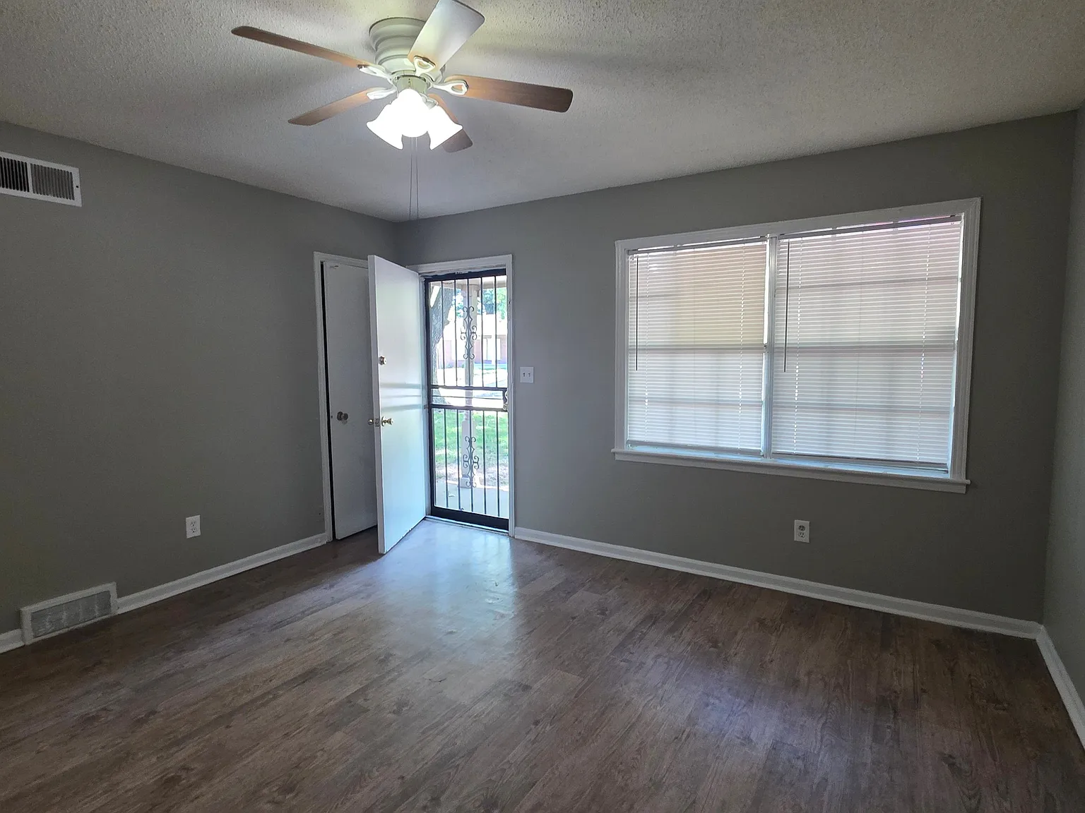 Charming Single-Story Home with Spacious Kitchen & Fenced Backyard — Photo 3
