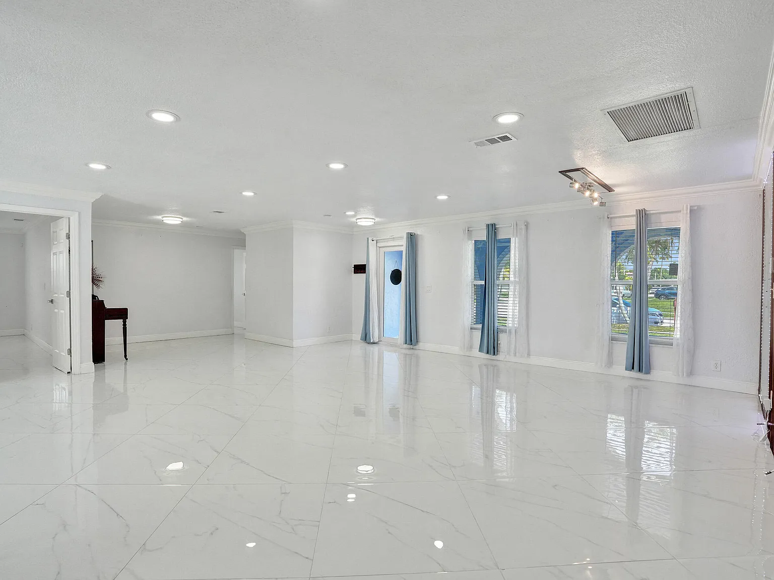 4 bed, 2.5 bath, 2008 sqft, $3,800 — Photo 3