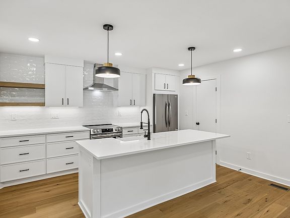3rd image of 812 Tuckahoe Dr