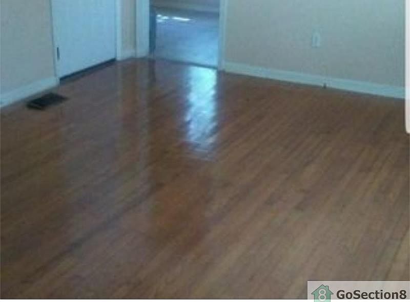 2nd image of 2719 Pine Tree Dr