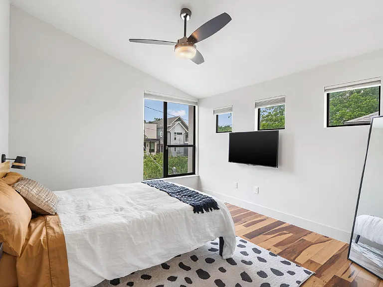 1102 W Monroe St — Photo 31