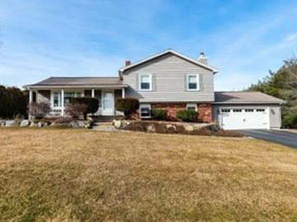 8 Nutmeg Dr, Johnston, RI 02919