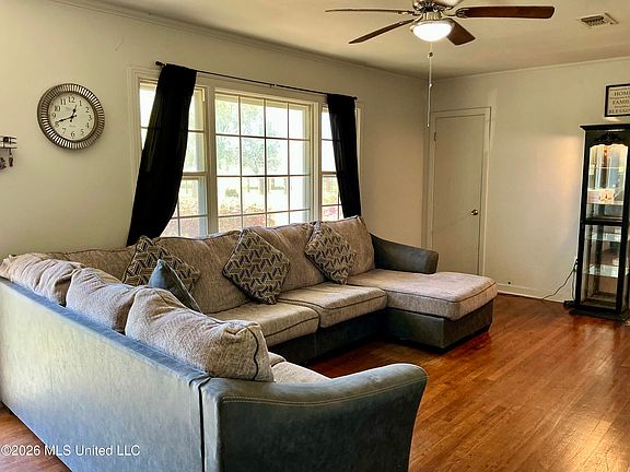 4th image of 327 Harmony Rd