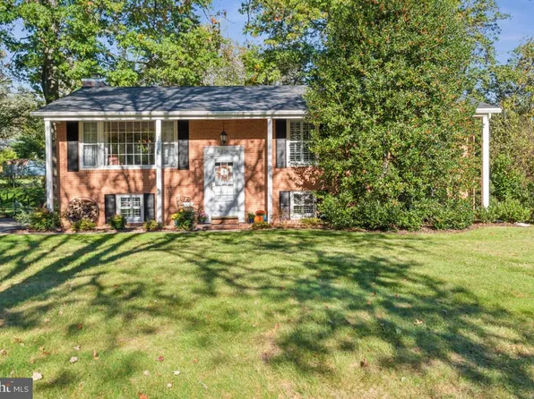 6825 Autumn View Dr, Sykesville, MD 21784