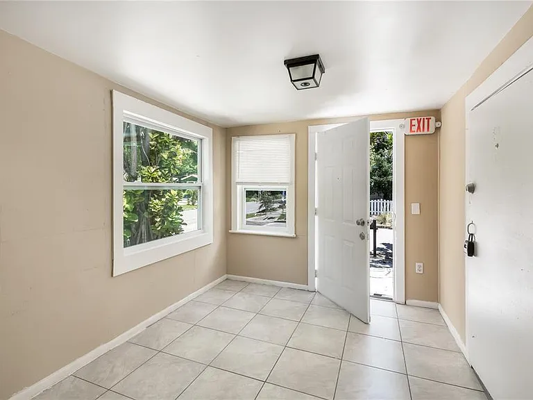 418 E Amelia Ave #A — Photo 2
