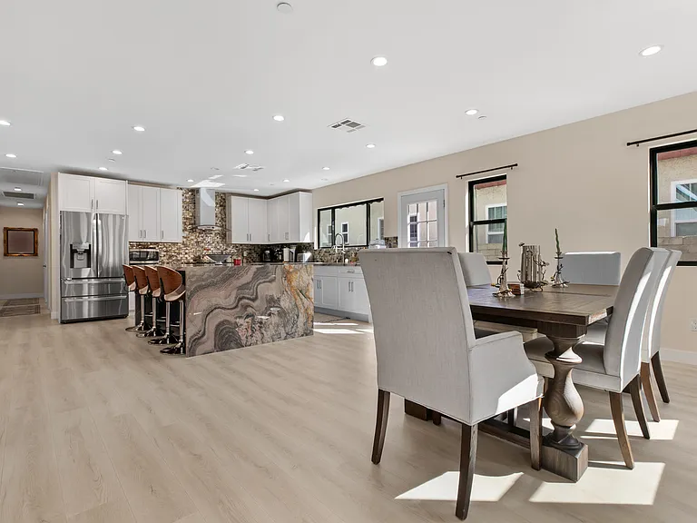 2101 E Glenoaks Blvd — Photo 27