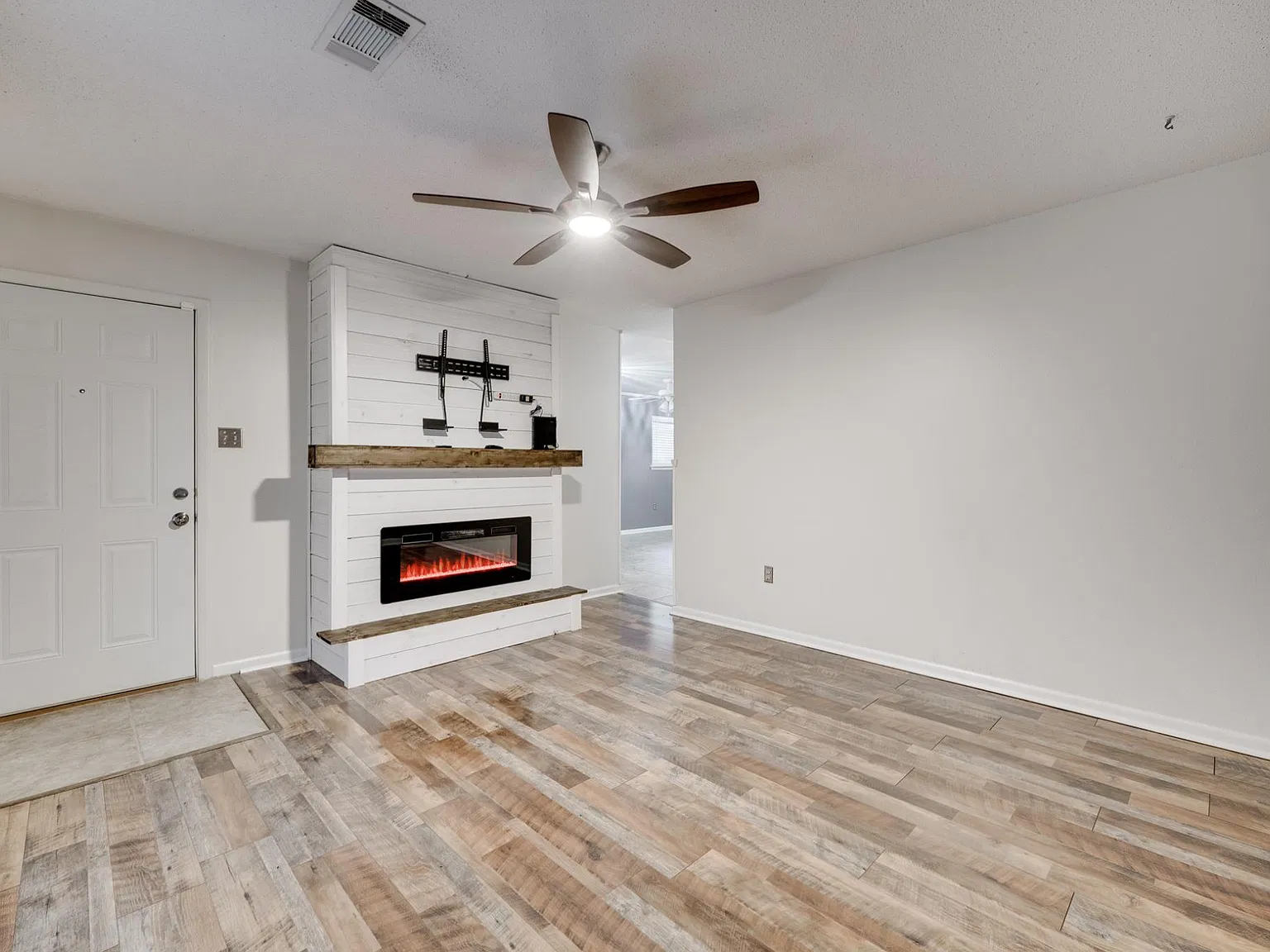 9319 Woodbine Dr — Photo 3