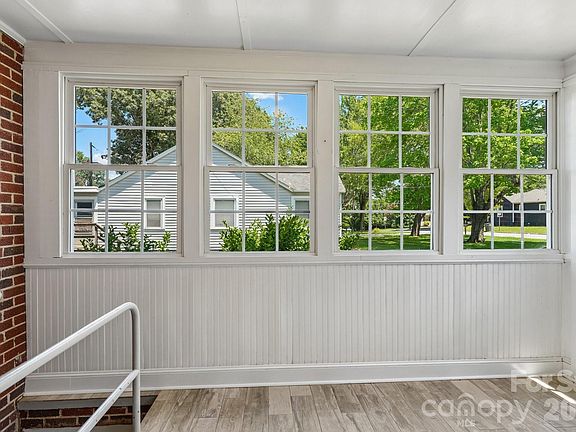 5th image of 1135 13th Ave NE