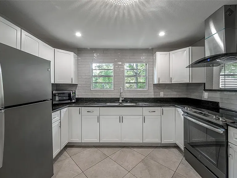 1222 E Curtis St — Photo 19