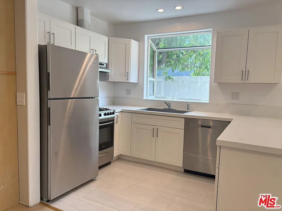 2 bed, 1.0 bath, 860 sqft, $3,300 — Photo 2