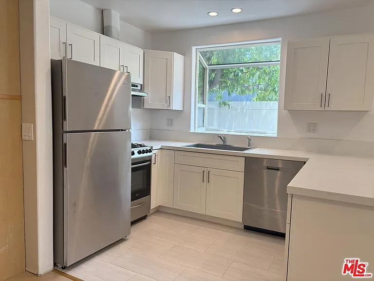 16699 Morrison St — Photo 2