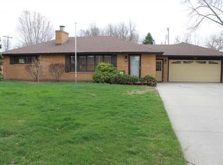 1607 Crestmoor Dr, Hastings, NE 68901