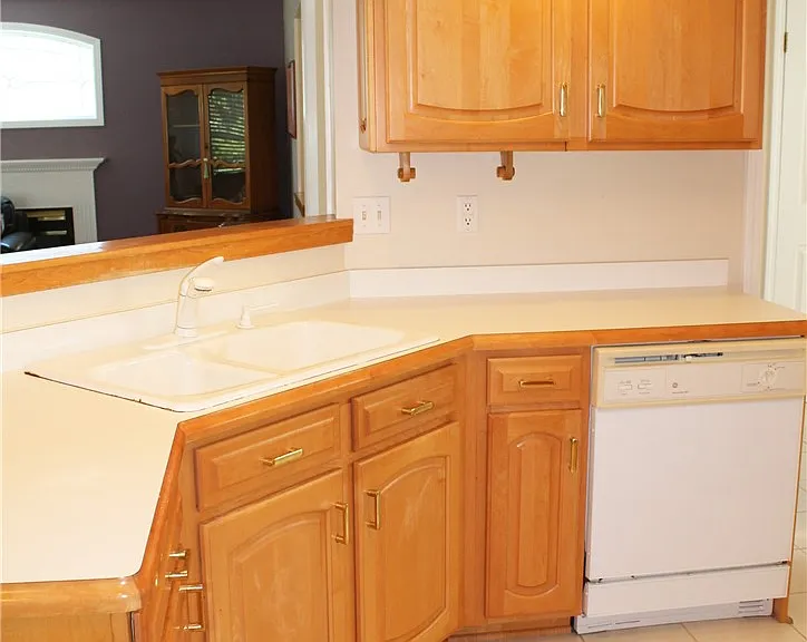 121 Brittany Cir — Photo 8