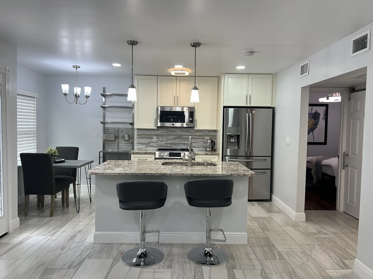 2 bed, 750 sqft, $1,900 — Photo 1