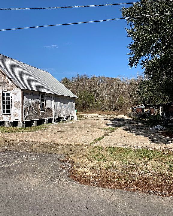 2nd image of 660 Belle River Rd