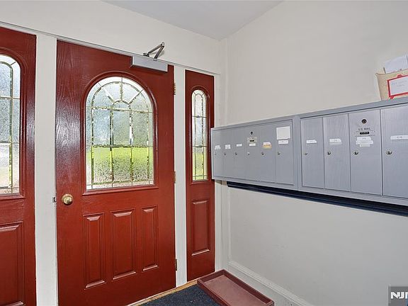 5th image of 605 Grove St #2-C