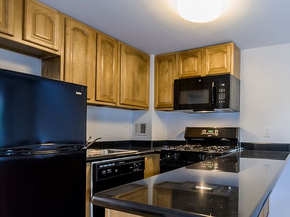 2nd image of 212 E 10th St #4A4
