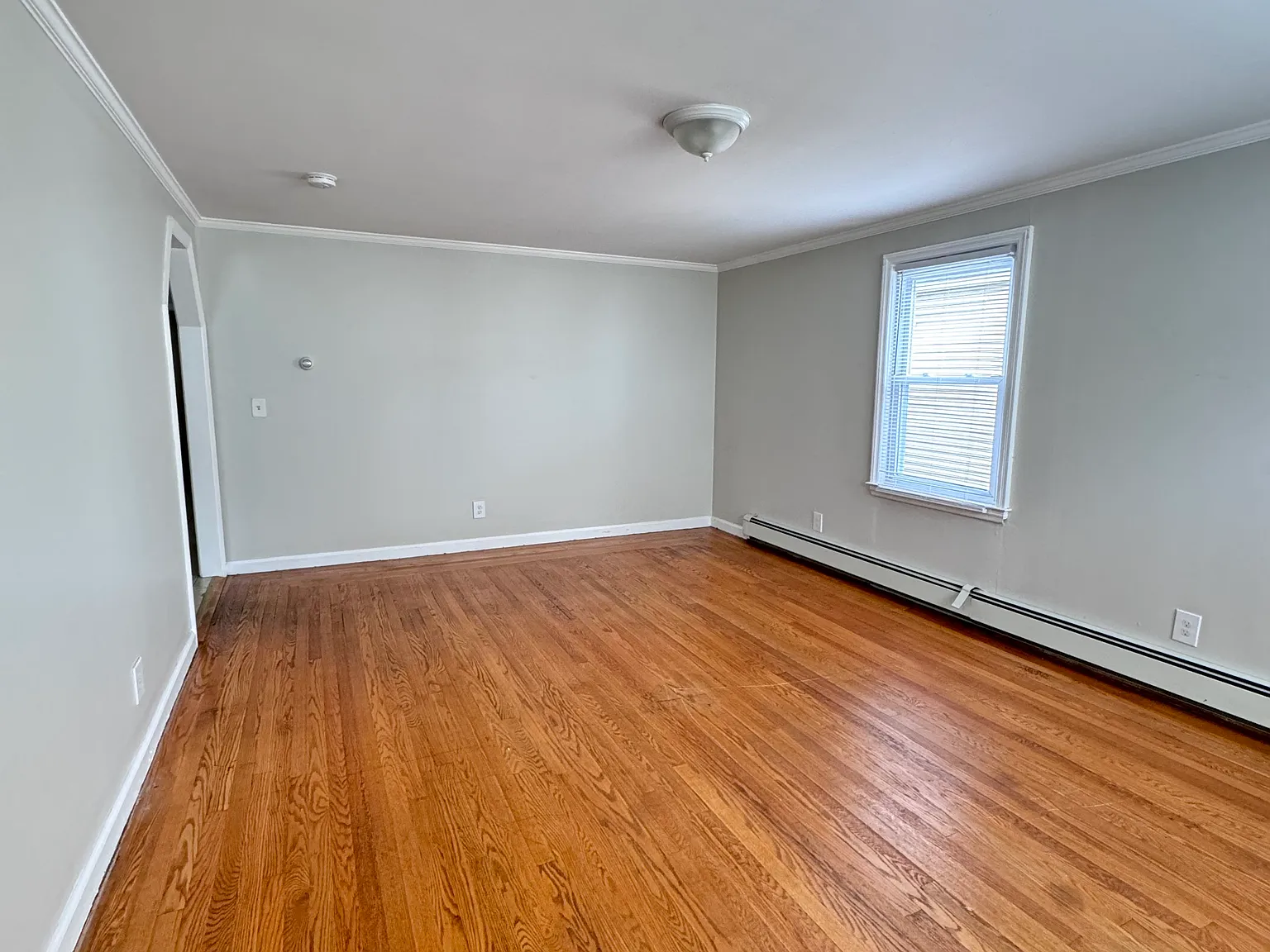 5 bed, 1900 sqft, $2,950 — Photo 3
