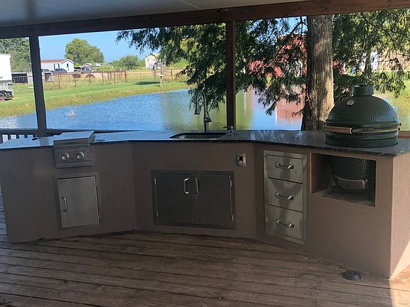Outdoor patio kitchen
