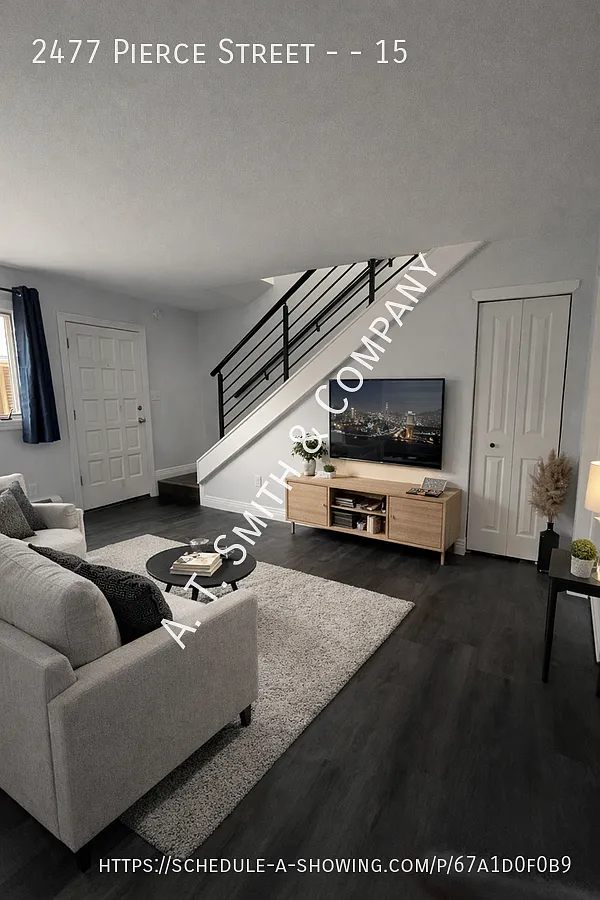 Pet Friendly 2 Bedroom Townhouse with Private Fenced Yard and Stainless-steel appliances! — Photo 2