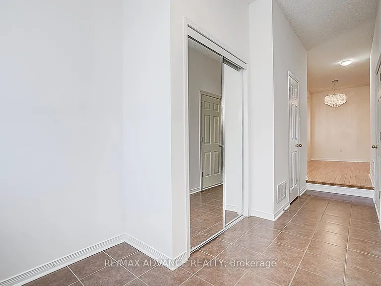 137 Laramie Cres — Photo 3
