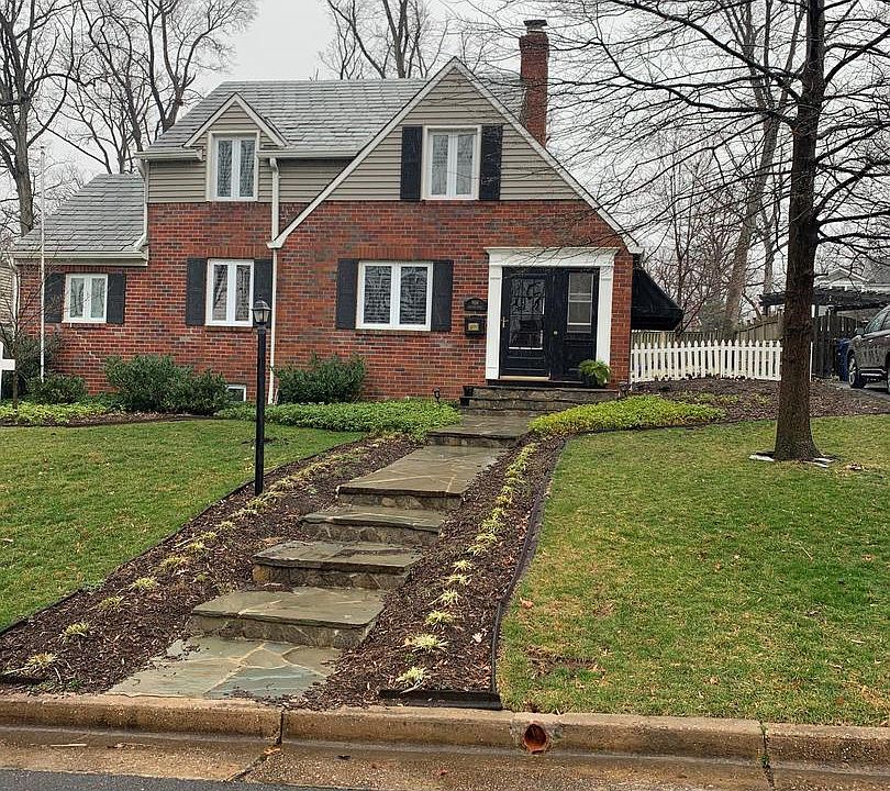 1st image of 906 Crescent Dr