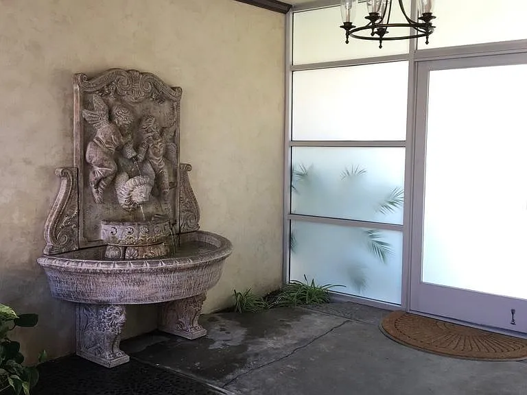 Interior entrance/foyer