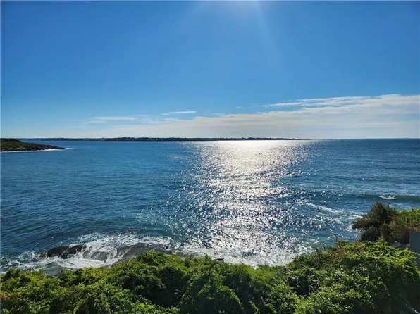 4 Clarkes Village Ln, Jamestown, RI 02835