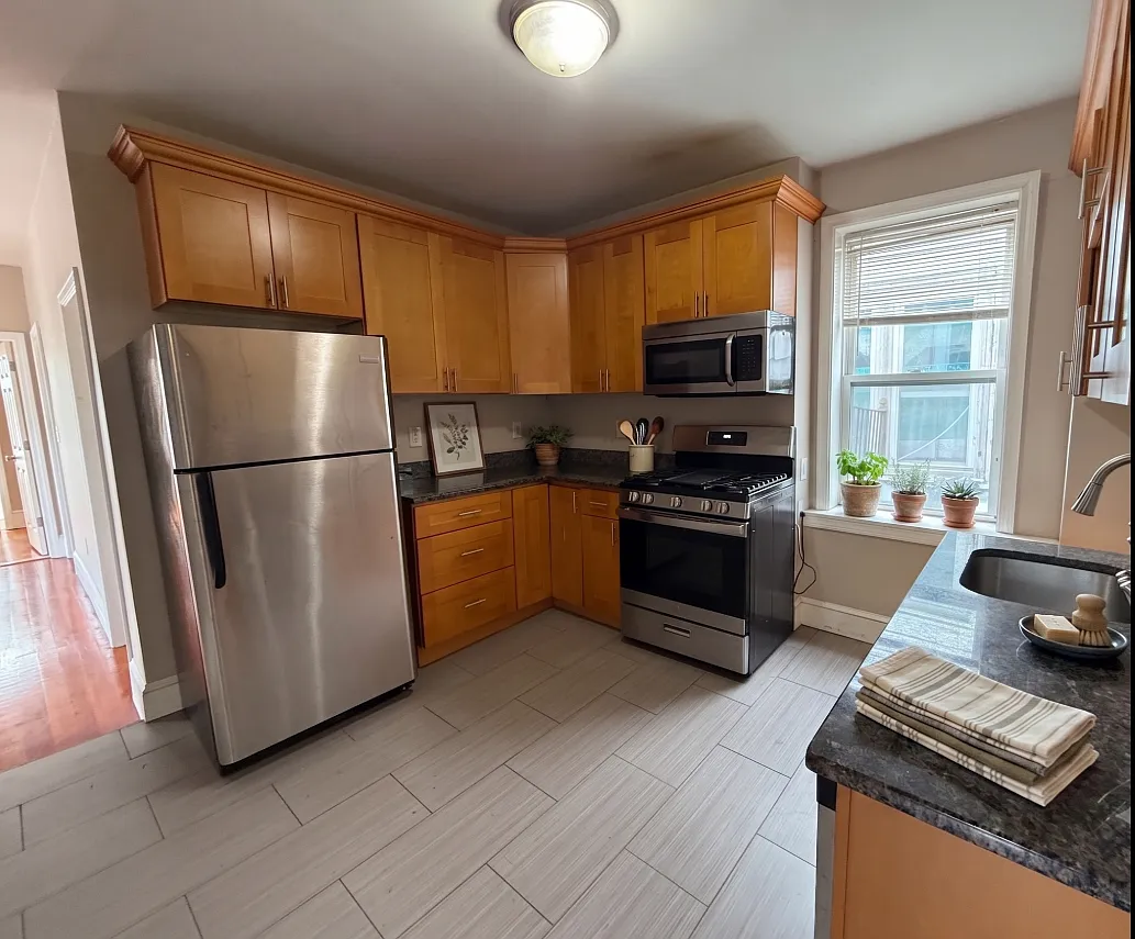 4 bed, 9999 sqft, $4,200 — Photo 2